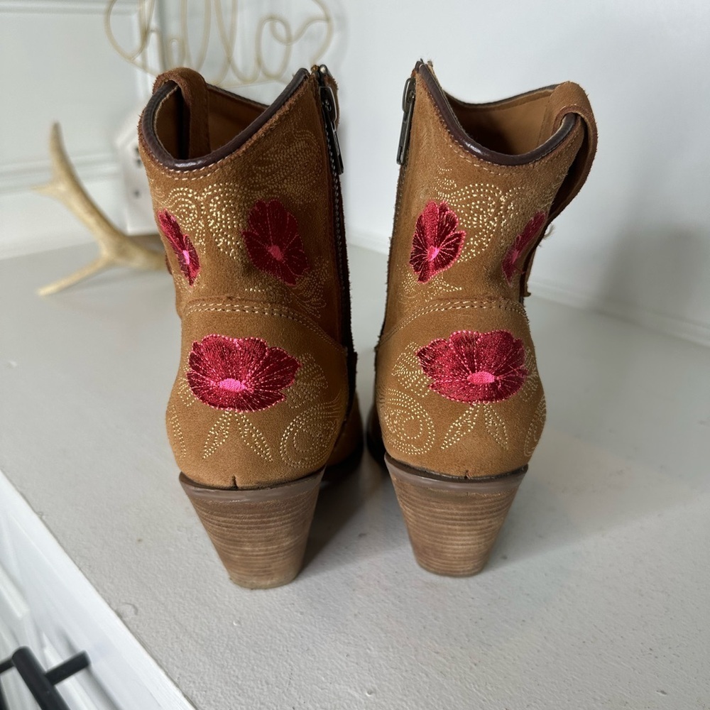 Dingo Tan Suede Embroidered Floral Western Ankle Boots Women’s 7M - Picture 6 of 9